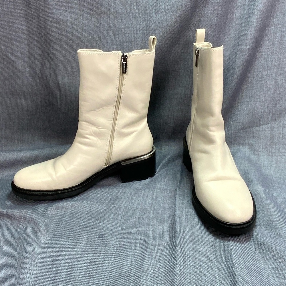 Vince Camuto Creamy White Chelsea Boots Women’s Size 9.5 M Zip Up Side